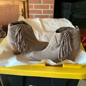 Steve Madden Booties with fringe in very good shape, very cute !!!